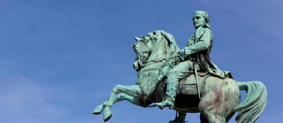 La statue de Napoléon érigée devant la mairie de Rouen est en rénovation et pourrait être installée ailleurs dans la ville.
