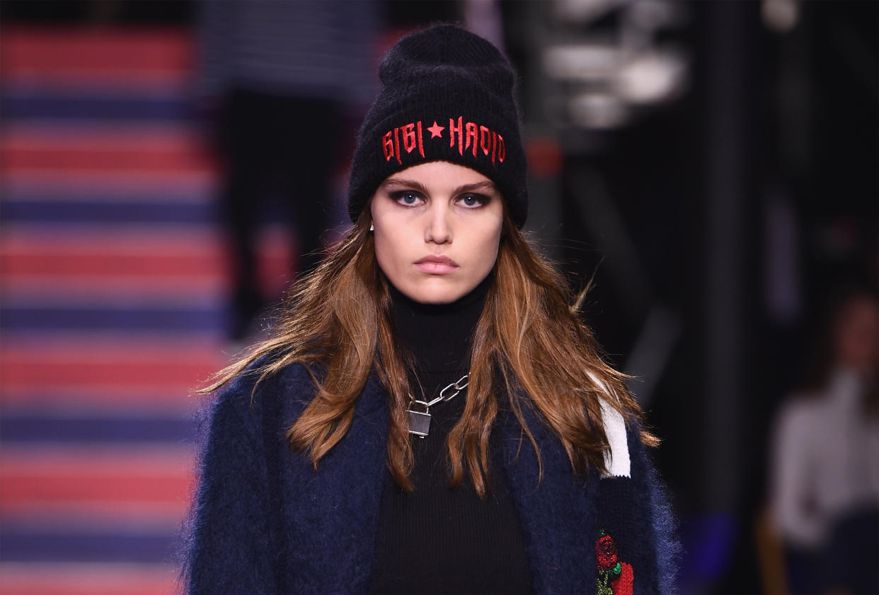 Oversize-Beanies mit bunten Aufschriften liegen derzeit im Trend. (Bild: Getty Images)