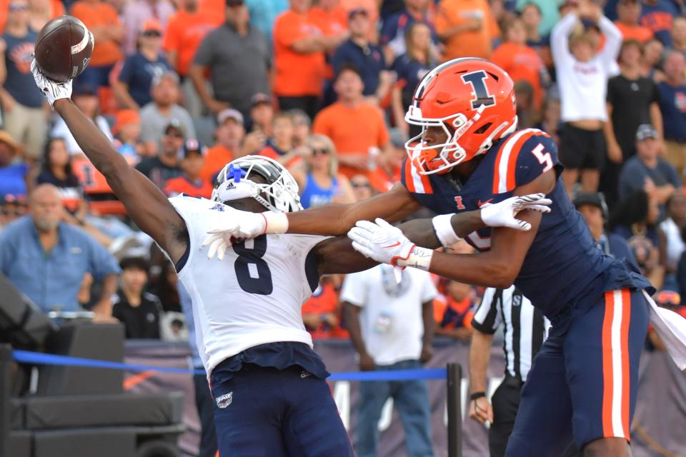 Florida Atlantic wide receiver Je'Quan Burton (8) tries for the one-handed catch, but Illinois defensive back Zachary Tobe (5) breaks it up.