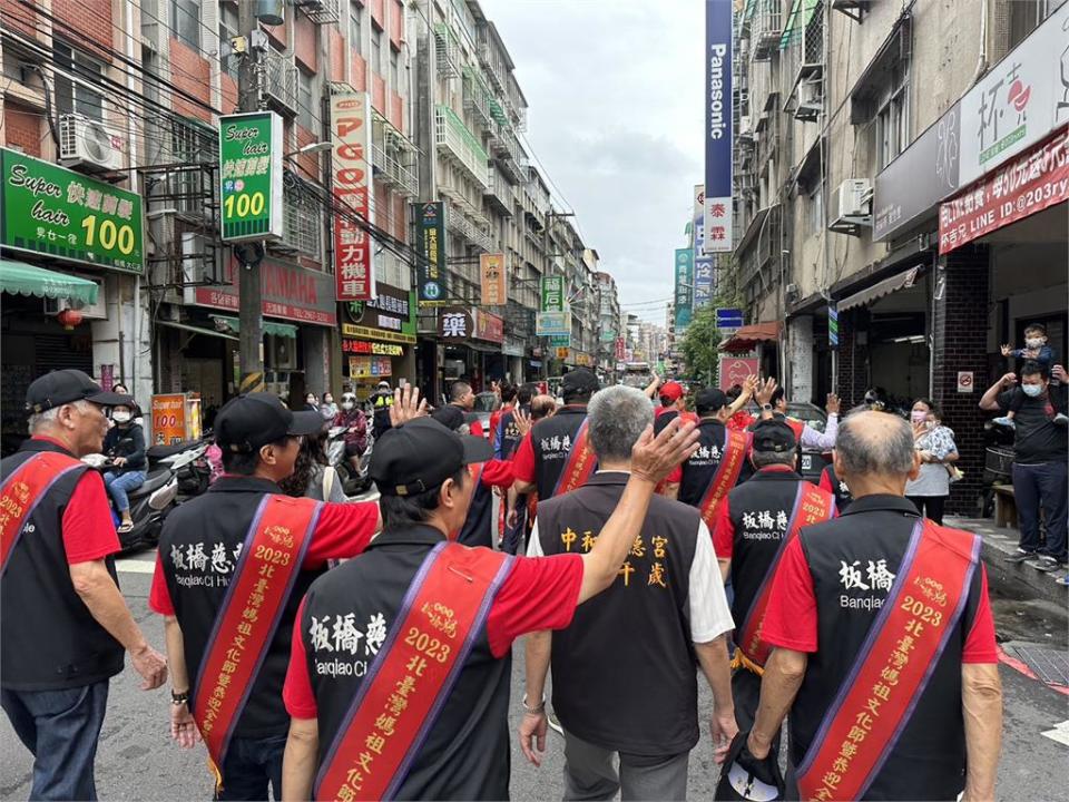 60神尊板橋遶境！胡嘉愛心繫《市井豪門》、《愛的榮耀》盼播出順利