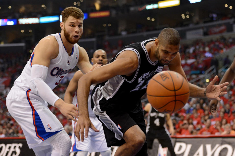 LOS ANGELES, CA - MAY 20: Tim Duncan #21 of the San Antonio Spurs and Blake Griffin #32 of the Los Angeles Clippers go after a loose ball in the first quarter in Game Four of the Western Conference Semifinals in the 2012 NBA Playoffs on May 20, 2011 at Staples Center in Los Angeles, California. NOTE TO USER: User expressly acknowledges and agrees that, by downloading and or using this photograph, User is consenting to the terms and conditions of the Getty Images License Agreement. (Photo by Harry How/Getty Images)