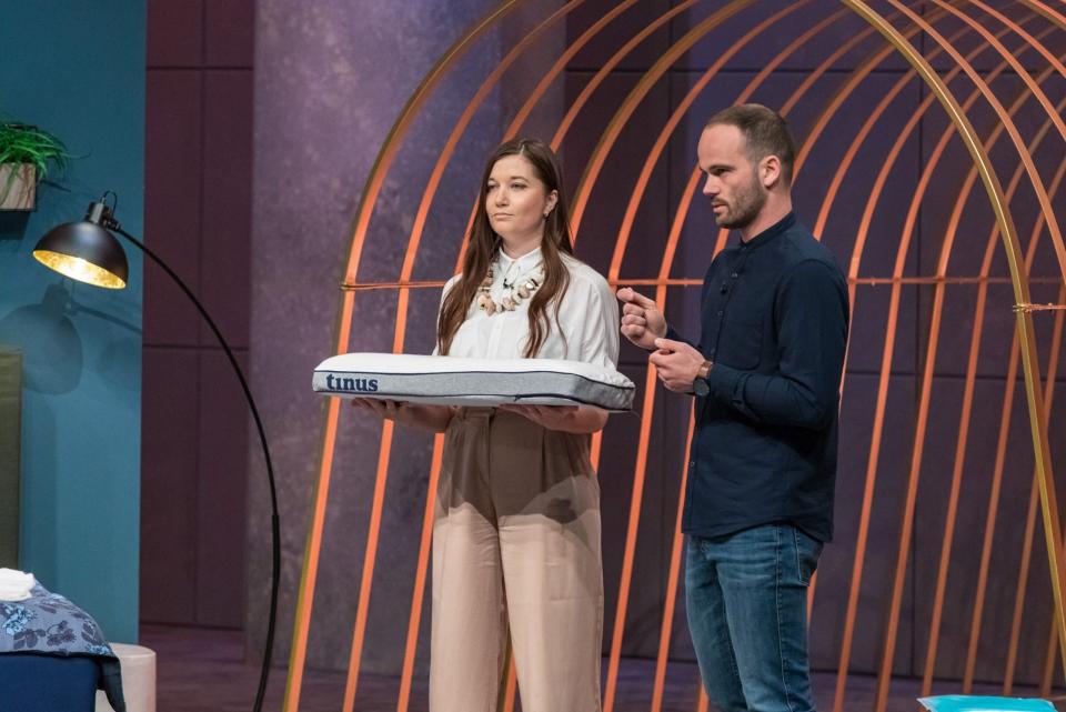 Die Tinus-Gründer Jaqueline Schaupp und Simon Greschl bei ihrem Auftritt in der TV-Show „Die Höhle der Löwen“; Ein smartes Klangkissen für Tinnitus-Patienten. - Copyright: RTL+