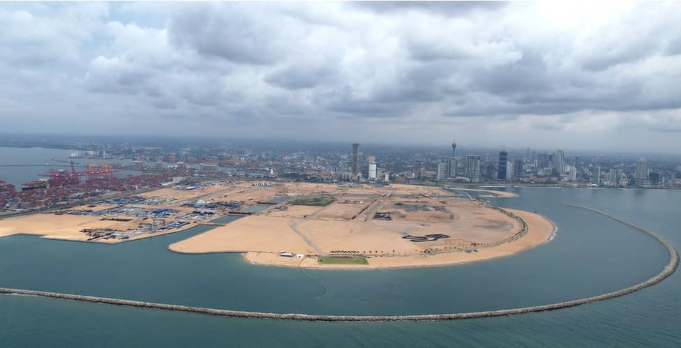 La arena recuperada del mar se está transformando en la ciudad portuaria de Colombo.