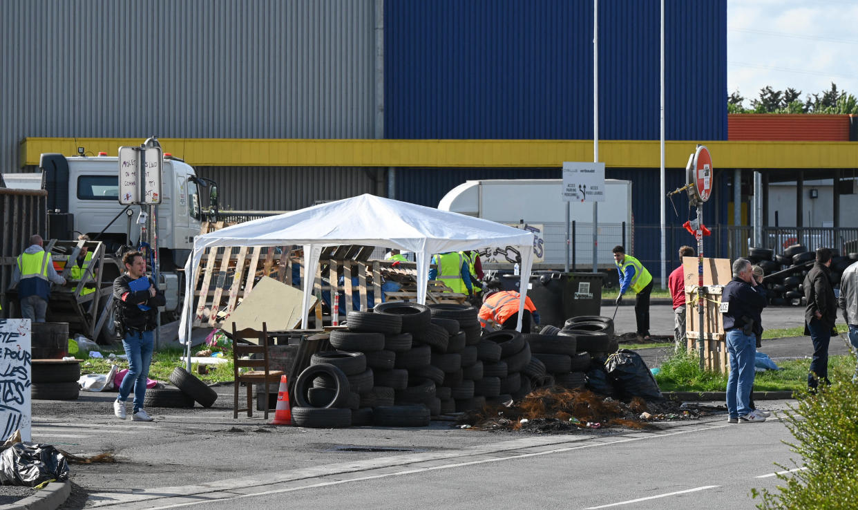 Des employés de la marque de vêtements Vertbaudet, devant leur entrepôt de Marquette-lez-Lille (Nord), le 16 mai 2023.