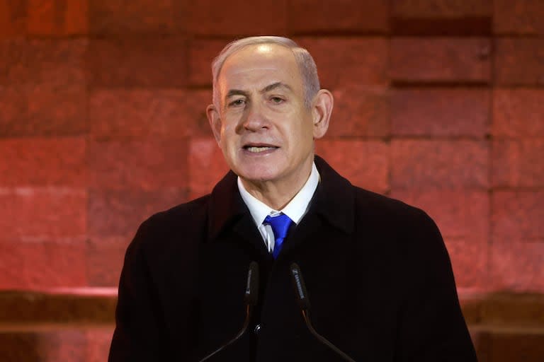 El primer ministro de Israel, Benjamin Netanyahu, habla durante una ceremonia que conmemora el Día de Conmemoración del Holocausto para los seis millones de judíos asesinados durante la Segunda Guerra Mundial, en el Memorial del Holocausto de Yad Vashem en Jerusalén, el 5 de mayo de 2024.