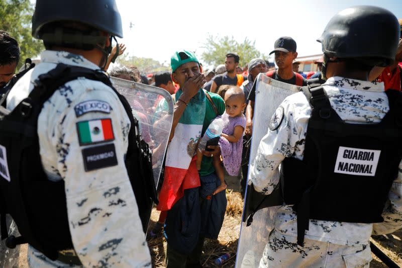 Foto del lunes de agentes de la Guardia nacional mexicana bloqueando el paso de migrantes en la frontera con Guatemala