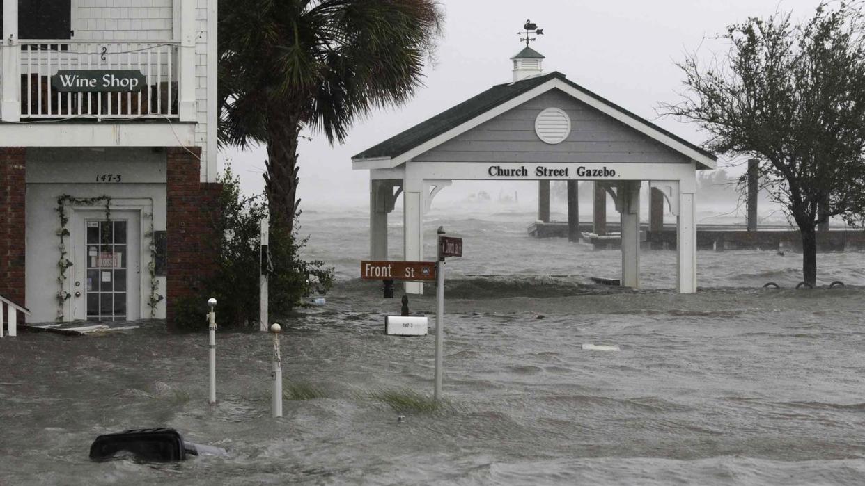 Sturm und Wasser umtosen die Gebäude, in der Innenstadt von Swansboro N.C. Foto: Tom Copeland/AP