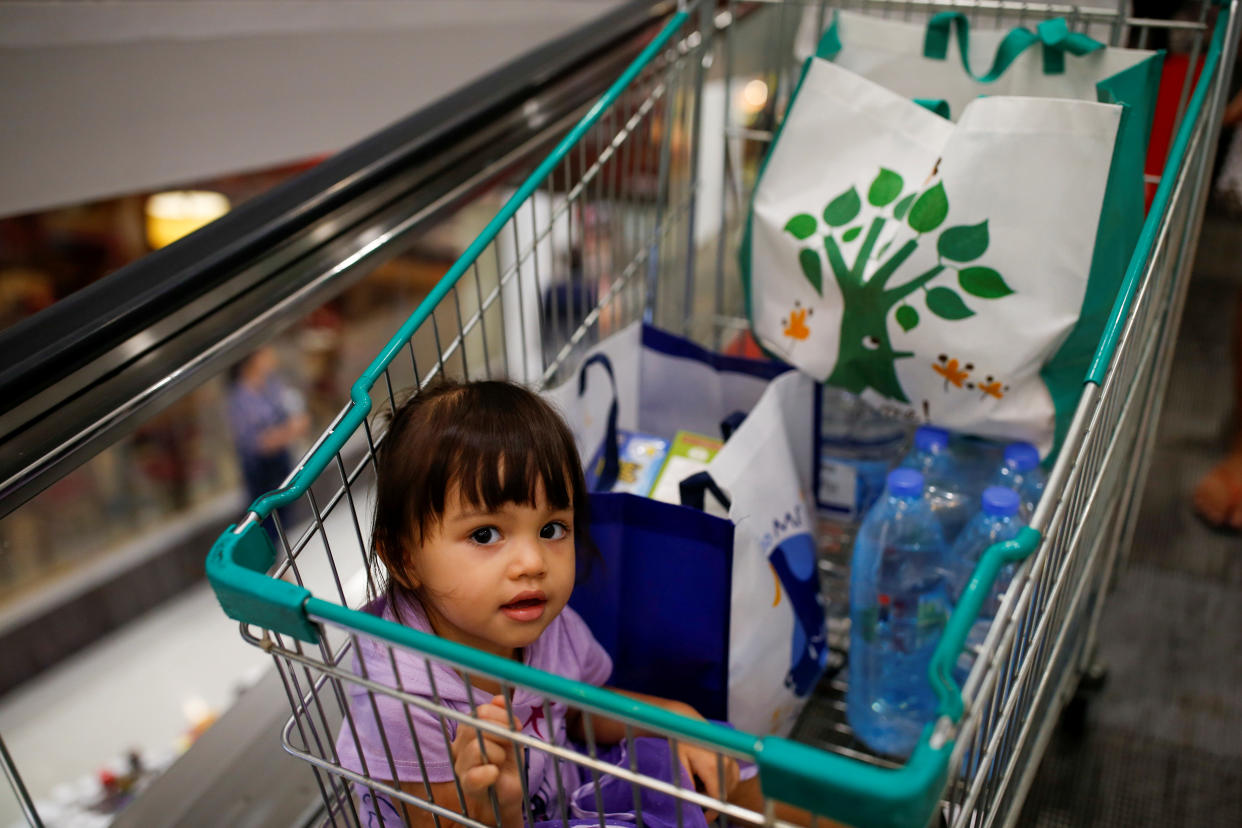 La prohibición de las bolsas de un solo uso ha puesto a prueba la creatividad de los compradores para llevarse sus mercancías a casa. (Foto REUTERS/Soe Zeya Tun)