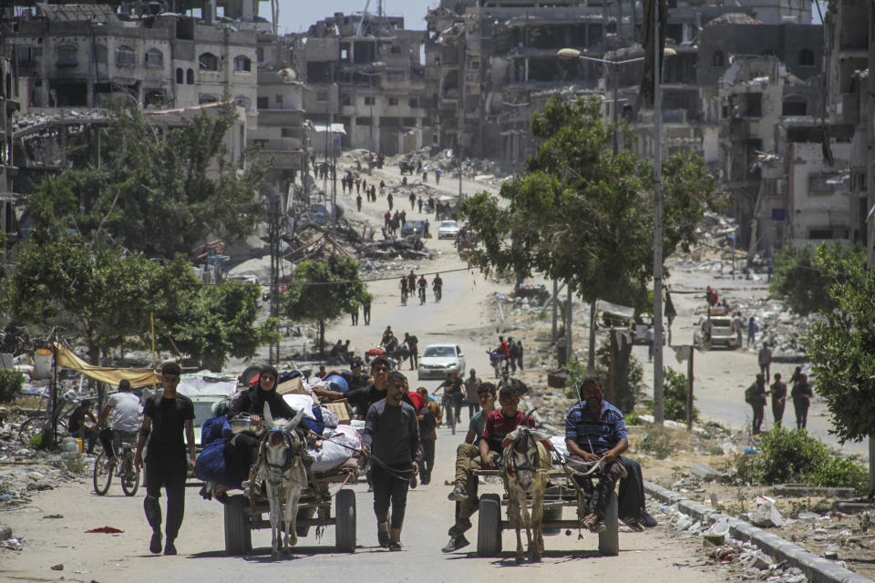 Palästinenser, die aus Jabalia im nördlichen Gazastreifen fliehen, kommen in Gaza-Stadt an (Bild: dpa)