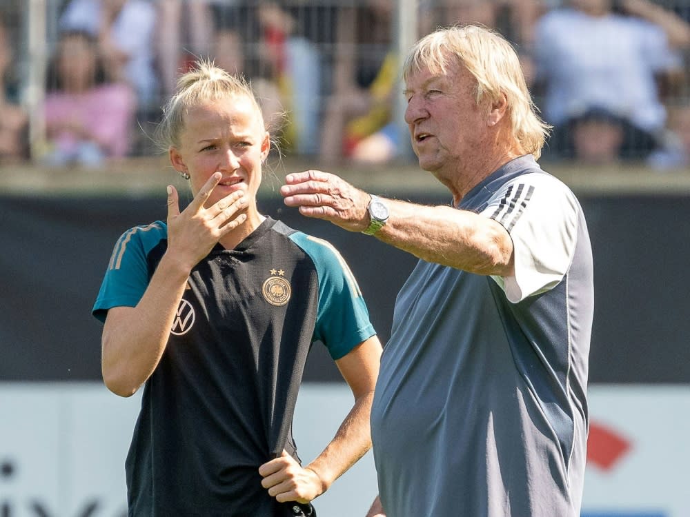 Lea Schüller und Horst Hrubesch (re.) beim DFB-Training (IMAGO/Kirchner-Media/TH)