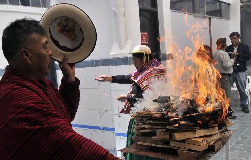 Curanderos indígenas realizan un ritual para llamar al "Ajayu" (espíritu) de un paciente en el Hospital Agromont, el 5 de diciembre de 2013 en El Alto, Bolivia (AFP | Aizar Raldes)