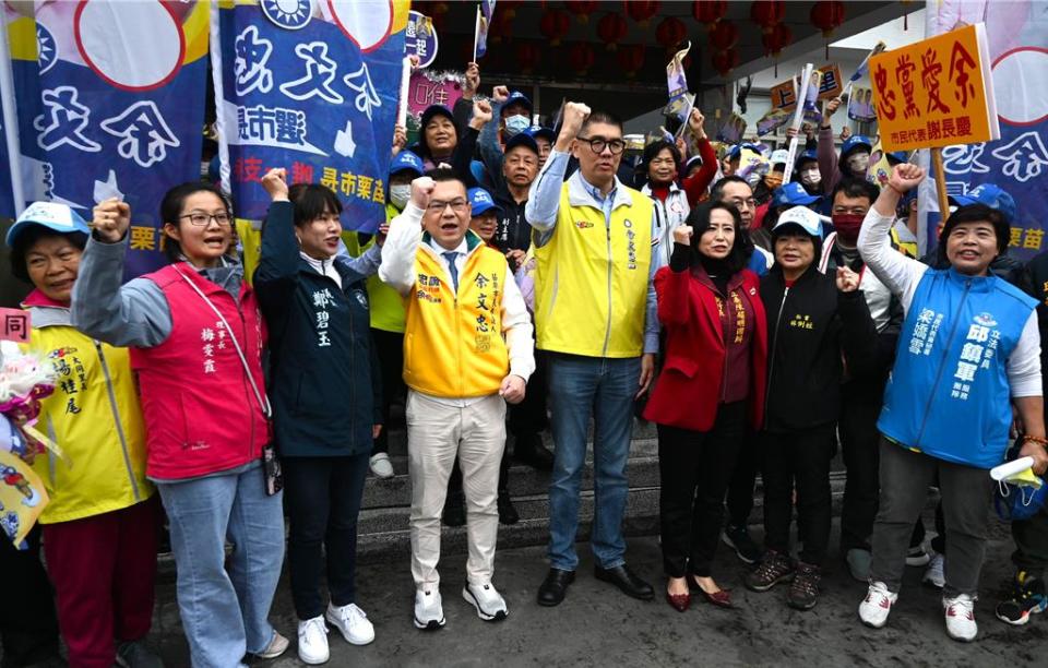 國民黨副主席連勝文等人陪同余文忠登記參選苗栗市長。（李京昇攝）