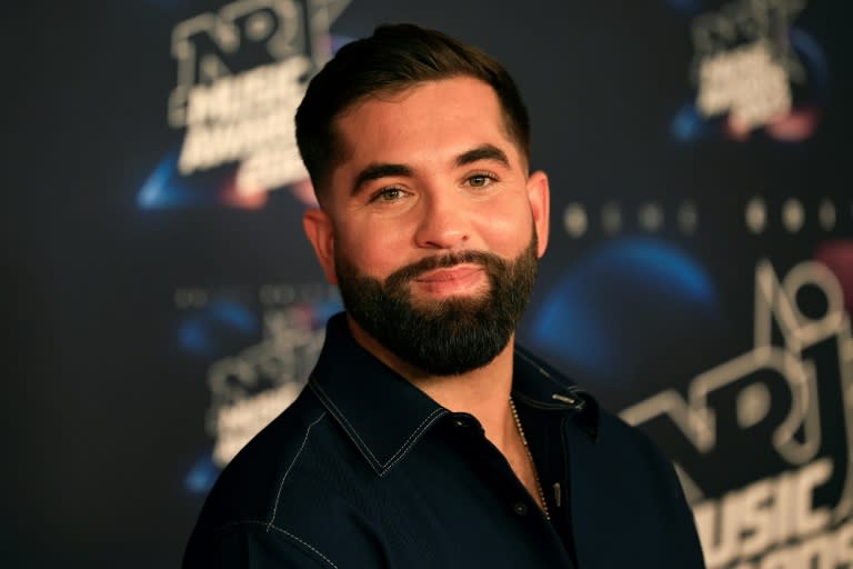 Le chanteur et guitariste français Kendji Girac, de son vrai nom Kendji Maillé, pose le 10 novembre 2023 à Cannes (Valery HACHE)