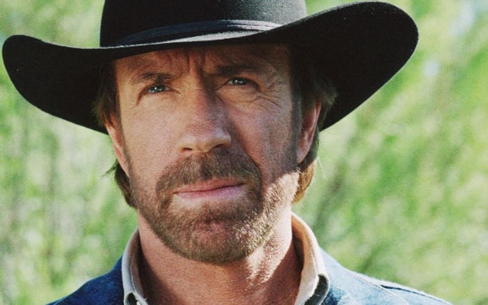 Nachdem er als "Walker, Texas Ranger" (Bild) Ende der 90-er ein Comeback feierte, verschwand Chuck Norris weitestgehend von der Bildfläche. Dafür wurde er im Internet Kult: Die sogenannten "Chuck Norris Facts" ("Chuck Norris braucht ein Stunt-Double - aber nur in Szenen, in denen er weinen soll!") waren zeitweise beliebter als Katzenvideos. (Bild: Paramount)