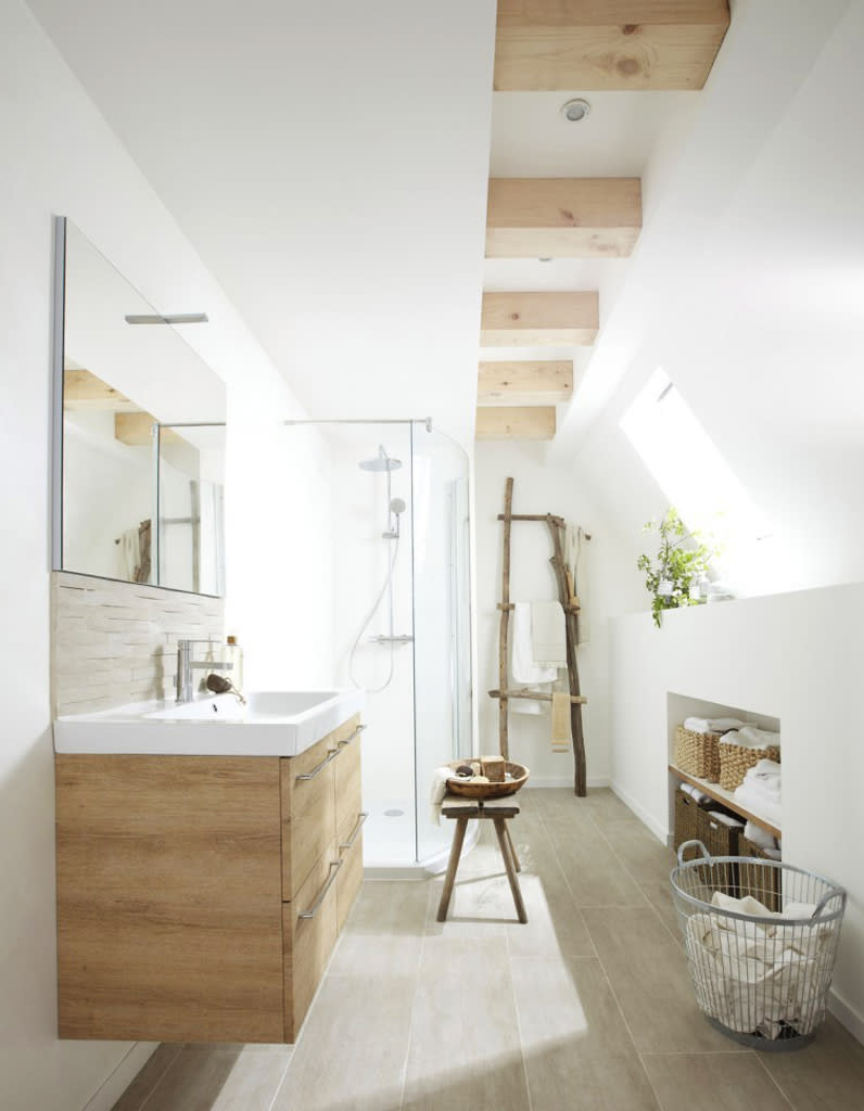 <p><b>Le blanc réfléchit la lumière</b> en plus d'agrandir l'espace, un duo gagnant pour une salle de bains zen.</p><br><br><a href="https://www.elle.fr/Deco/Pieces/Salle-de-bain/salle-de-bains-zen#xtor=AL-541" rel="nofollow noopener" target="_blank" data-ylk="slk:Voir la suite des photos sur ELLE.fr;elm:context_link;itc:0;sec:content-canvas" class="link ">Voir la suite des photos sur ELLE.fr</a><br><h3> A lire aussi </h3><ul><li><a href="https://www.elle.fr/Deco/Pieces/Chambre/chambre-cocooning#xtor=AL-541" rel="nofollow noopener" target="_blank" data-ylk="slk:Nos 30 plus belles chambres cocooning;elm:context_link;itc:0;sec:content-canvas" class="link ">Nos 30 plus belles chambres cocooning</a></li><li><a href="https://www.elle.fr/Deco/Pieces/Salle-de-bain/salle-de-bains-ikea#xtor=AL-541" rel="nofollow noopener" target="_blank" data-ylk="slk:Une salle de bains comme chez Ikea;elm:context_link;itc:0;sec:content-canvas" class="link ">Une salle de bains comme chez Ikea</a></li><li><a href="https://www.elle.fr/Deco/Pieces/Salle-de-bain/Petite-salle-de-bains-mais-grandes-idees#xtor=AL-541" rel="nofollow noopener" target="_blank" data-ylk="slk:Petite salle de bains, mais grandes idées !;elm:context_link;itc:0;sec:content-canvas" class="link ">Petite salle de bains, mais grandes idées ! </a></li><li><a href="https://www.elle.fr/Deco/Pieces/Salle-de-bain/Une-salle-de-bains-zen#xtor=AL-541" rel="nofollow noopener" target="_blank" data-ylk="slk:Une salle de bains zen;elm:context_link;itc:0;sec:content-canvas" class="link ">Une salle de bains zen</a></li><li><a href="https://www.elle.fr/Astro/Horoscope/Quotidien#xtor=AL-541" rel="nofollow noopener" target="_blank" data-ylk="slk:Consultez votre horoscope sur ELLE;elm:context_link;itc:0;sec:content-canvas" class="link ">Consultez votre horoscope sur ELLE</a></li></ul>