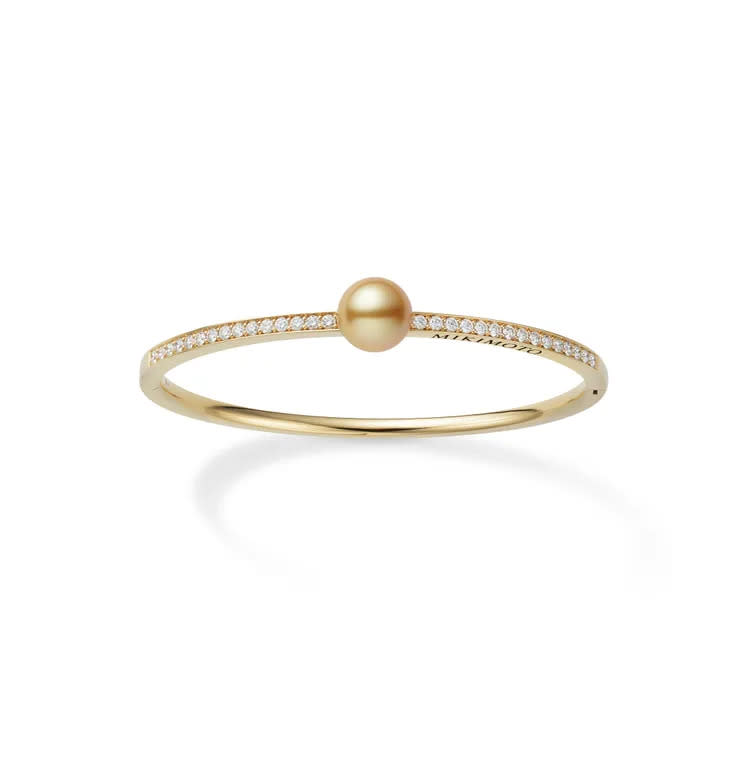 金南洋珍珠鑽石手環，18K黃金鑲嵌鑽石，搭配金南洋珍珠，價格店洽。品牌提供
