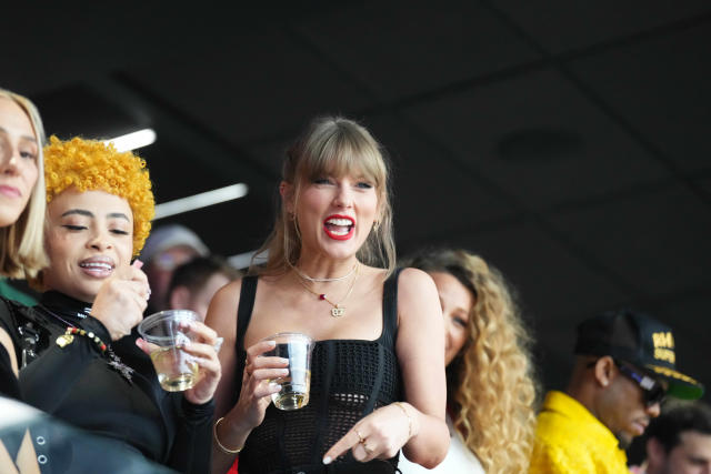 Photos: Taylor Swift's super great, amazing day celebrating the