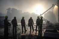 <p>Según fuentes ucranianas, los servicios de emergencia llegaron al lugar media hora después del impacto. Los bomberos lograron sofocar el fuego. (Foto: Anna Voitenko / Reuters).</p> 