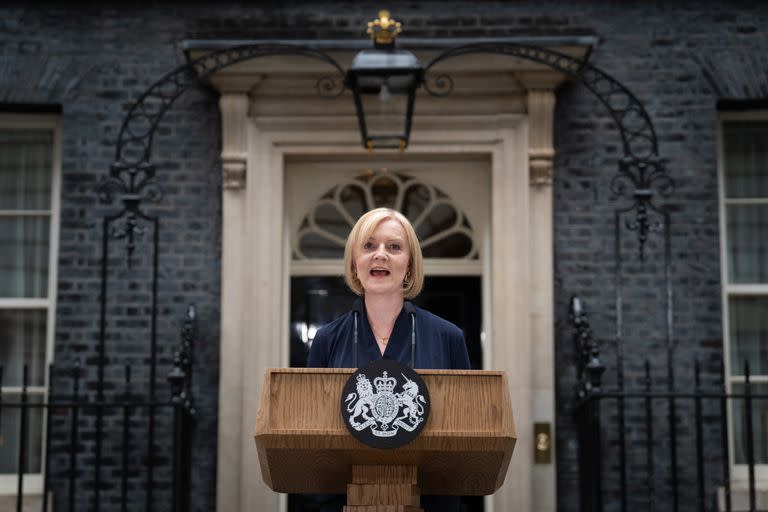 Liz Truss pronuncia su primer discurso como primera Ministra del Reino Unido en las afueras de 10 Downing Street después de reunirse con la Reina Isabel II