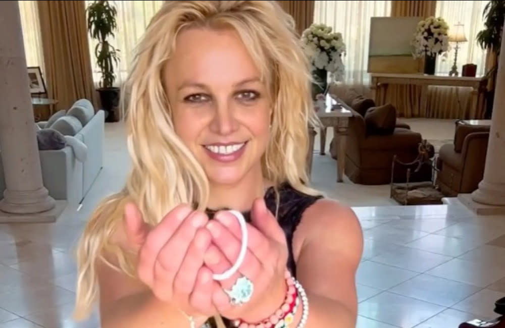 Britney Spears has replaced her wedding ring with a huge piece of cheap bling credit:Bang Showbiz