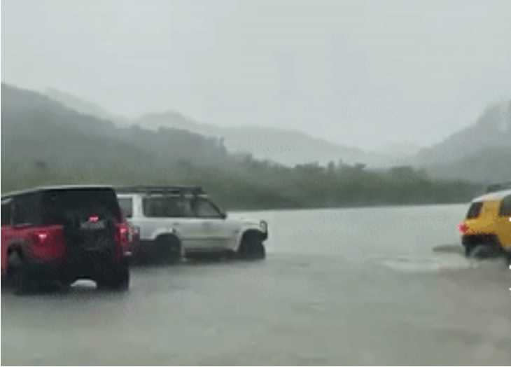 越野車隊被卡在暴漲河水中。（圖／翻攝自新浪）