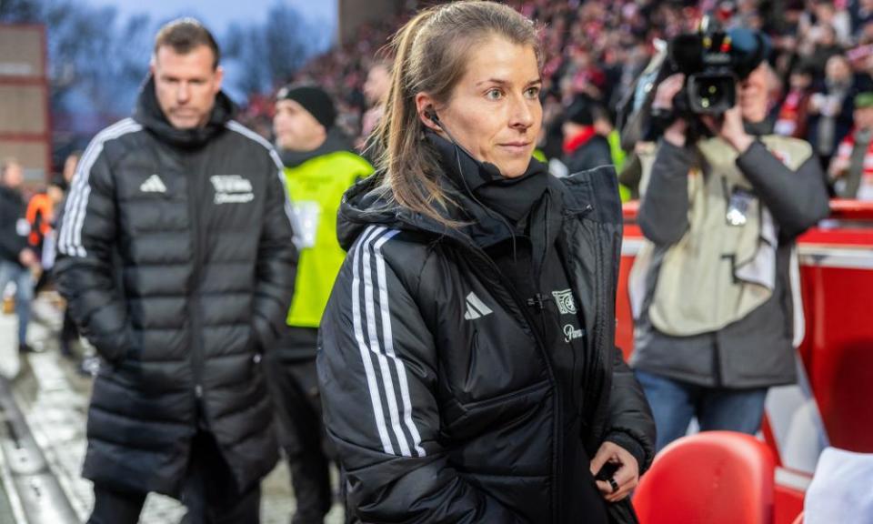 Marie-Louise Eta (right) makes her way to the dugout for Union Berlin's match against Augsburg