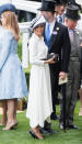 <p>Zum berühmten Pferderennen in Ascot erschien die frischgebackene Herzogin von Sussex in einem blütenweißen Button-Down-Kleid von Givenchy, das durch trendige Details besticht: Sommerkleider mit durchgehender Knopfleiste und Taillengürtel haben jetzt Hochsaison. (Bild: Getty Images) </p>