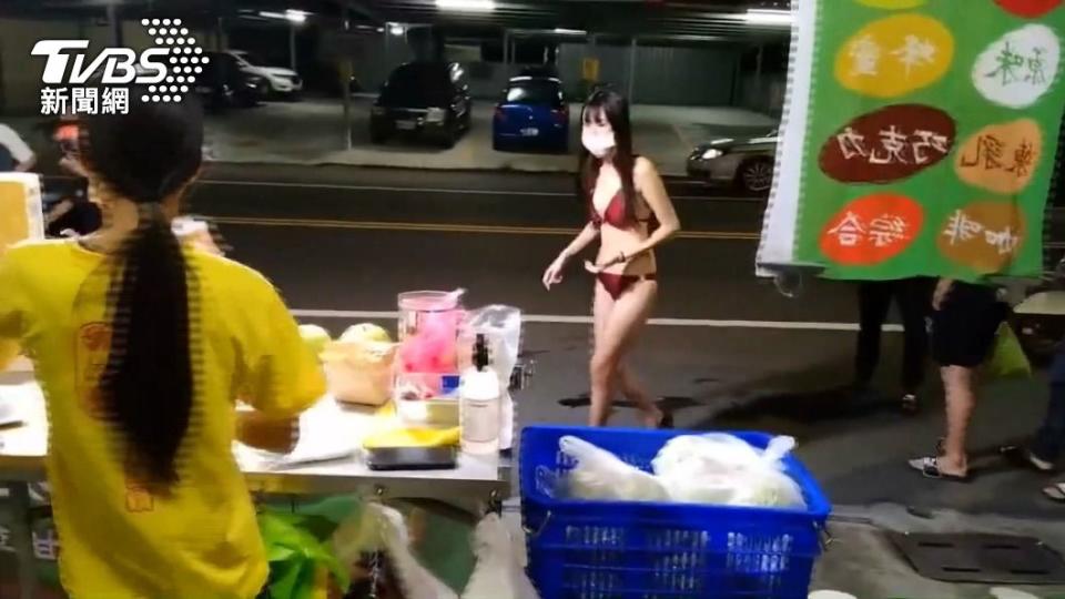 模特兒妖妖曾於夜市幫忙擺攤賣芭樂。（圖／TVBS）