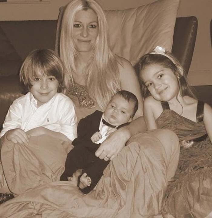 La hija del expresidente del Real Madrid Lorenzo Sanz junto a sus tres hijos,