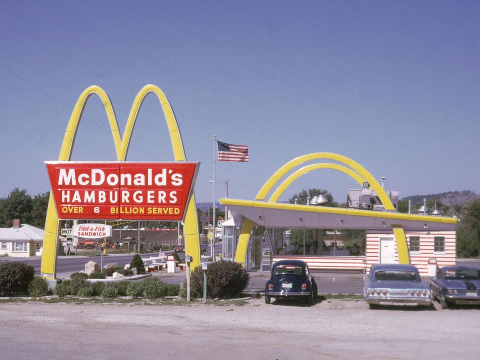 Das Äußere eines McDonalds-Fast-Food-Restaurants in South Dakota im Jahr 1970. - Copyright: Hulton Archive/Getty Images