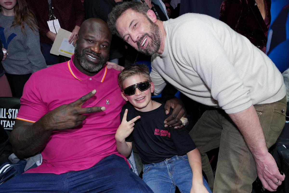 Ben Affleck et son fils Samuel, 10 ans, posent sur le terrain avec Shaquille O’Neal au NBA All-Star Game : Photo