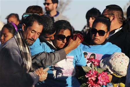 Family members and friends mourn during the funeral of Idaly Jauche Laguna in Ciudad Juarez December 27, 2013. REUTERS/Jose Luis Gonzalez