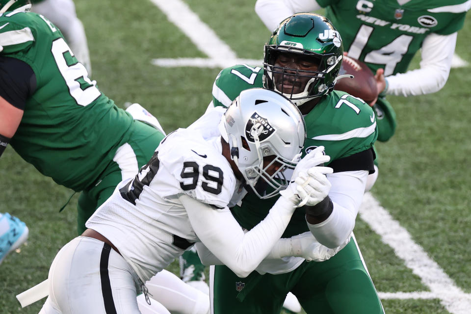 EAST RUTHERFORD, NEW JERSEY – DECEMBER 06: Mekhi Becton #77 of the <a class="link " href="https://sports.yahoo.com/nfl/teams/ny-jets/" data-i13n="sec:content-canvas;subsec:anchor_text;elm:context_link" data-ylk="slk:New York Jets;sec:content-canvas;subsec:anchor_text;elm:context_link;itc:0">New York Jets</a> blocks <a class="link " href="https://sports.yahoo.com/nfl/players/31057/" data-i13n="sec:content-canvas;subsec:anchor_text;elm:context_link" data-ylk="slk:Arden Key;sec:content-canvas;subsec:anchor_text;elm:context_link;itc:0">Arden Key</a> #99 of the <a class="link " href="https://sports.yahoo.com/nfl/teams/las-vegas/" data-i13n="sec:content-canvas;subsec:anchor_text;elm:context_link" data-ylk="slk:Las Vegas Raiders;sec:content-canvas;subsec:anchor_text;elm:context_link;itc:0">Las Vegas Raiders</a> during the second half at MetLife Stadium on December 06, 2020 in East Rutherford, New Jersey. (Photo by Al Bello/Getty Images)