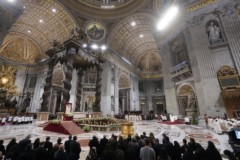 Fieles se reúnen en la Basílica de San Pedro para asistir a una misa para la Virgen María de Guadalupe en el Vaticano, el martes 12 de diciembre de 2023