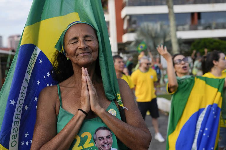 Una simpatizante de Jair Bolsonaro reza después del cierre de urnas en la segunda vuelta presidencial en Río de Janeiro, Brasil, el domingo 30 de octubre de 2022