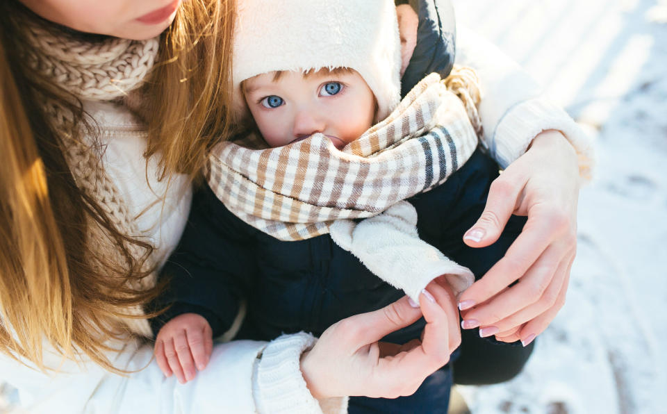 <p>Es verdad que los recién nacidos tienden a enfriarse, pero tampoco es conveniente pasarse con la ropa de abrigo. Si sus manos y/o pies están fríos, entonces sí deberías abrigarle un poco más. (Foto: teksomolika / <a rel="nofollow noopener" href="https://www.freepik.es/" target="_blank" data-ylk="slk:Freepik;elm:context_link;itc:0;sec:content-canvas" class="link ">Freepik</a>). </p>