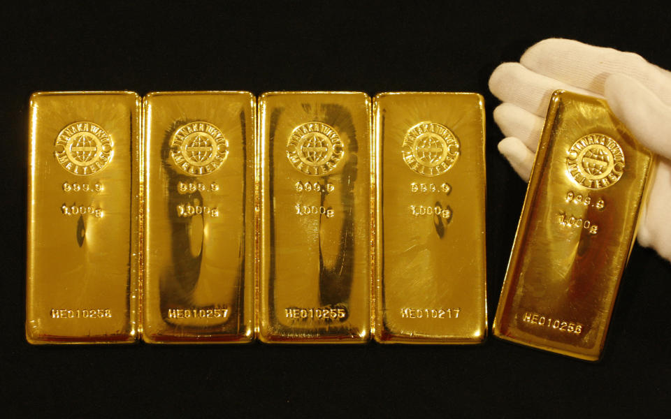 Gold bars are displayed during a photo opportunity at the Ginza Tanaka store in Tokyo September 7, 2009. Gold futures dipped a touch but still hovered just below $1,000 on Monday in buying linked to a weaker dollar and fears about inflation.   REUTERS/Yuriko Nakao (JAPAN BUSINESS EMPLOYMENT)