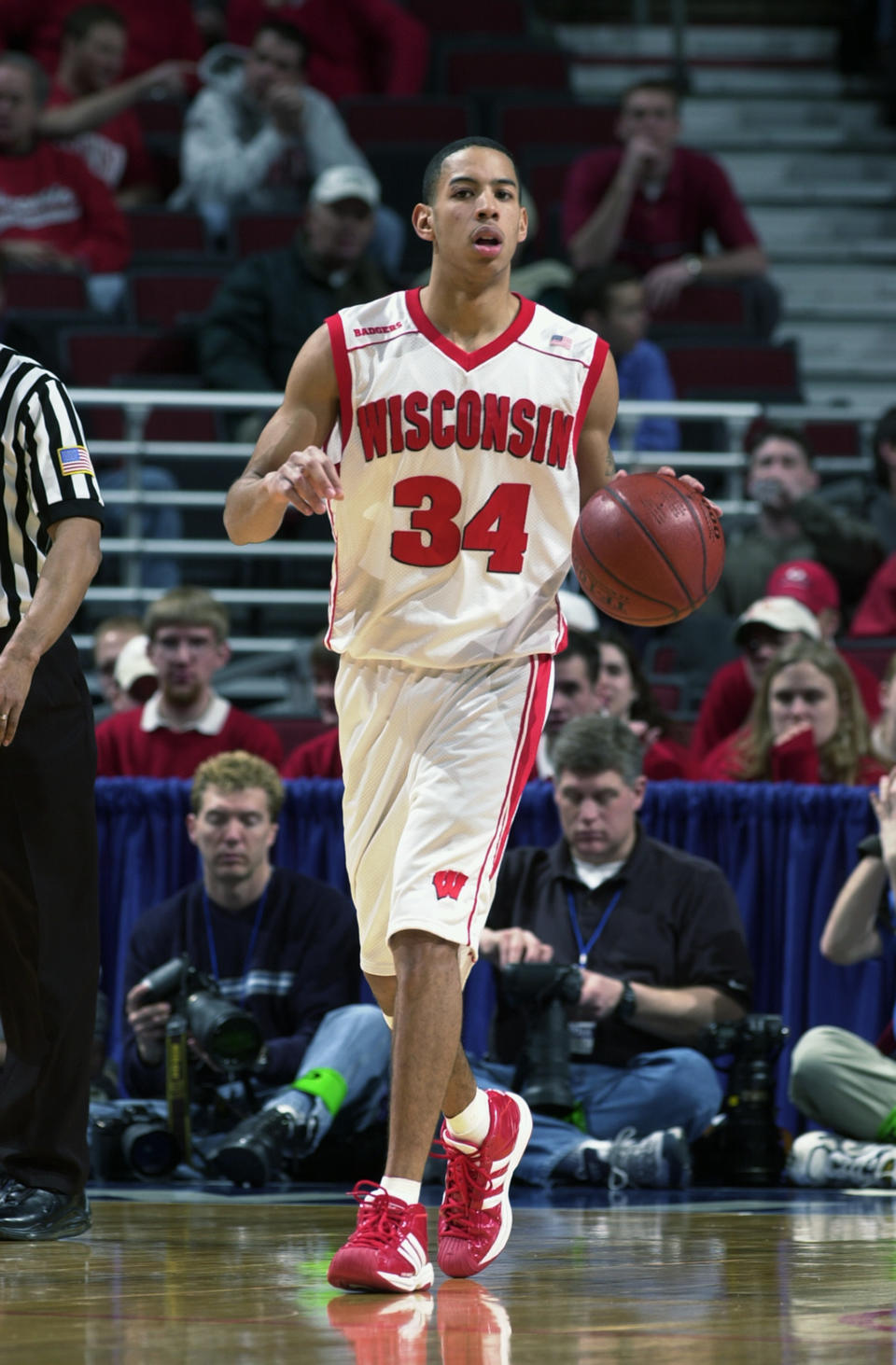 CHICAGO – MARCH 14: Devin Harris #34 of the University Wisconsin Badgers dribbles during the Big Ten Men’s Basketball Tournament against the Ohio State University Buckeyes at the United Center on March 14, 2003 in Chicago, Illinois. Ohio State defeated Wisconsin 58-50. (Photo by Jonathan Daniel/Getty Images)