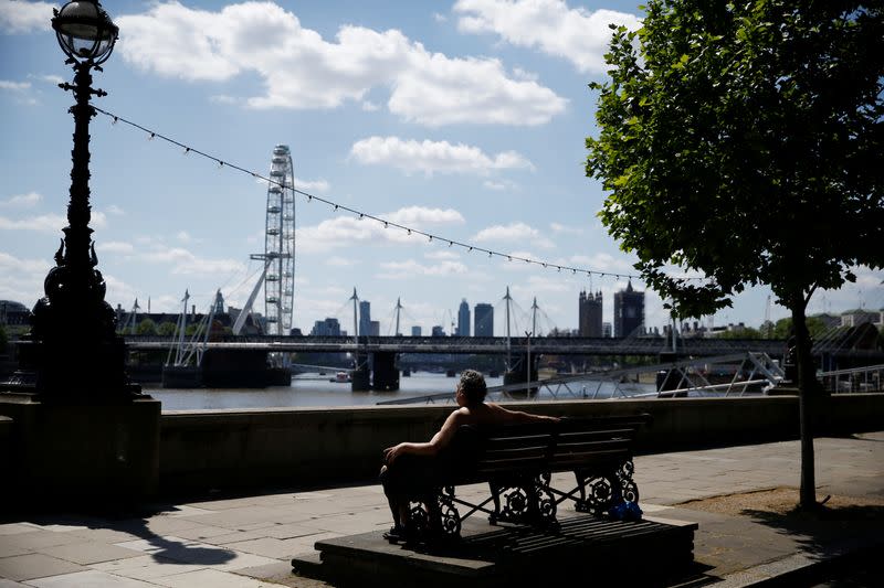 FOTO DE ARCHIVO: Un hombre es visto relajándose en el Támesis en el centro de Londres, Londres, Reino Unido, 25 de mayo de 2020