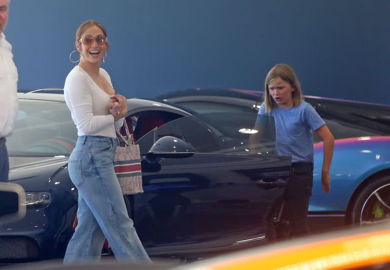 Ben Affleck lleva a su hijo Samuel a un concesionario de automóviles Rolls Royce en Beverly Hills