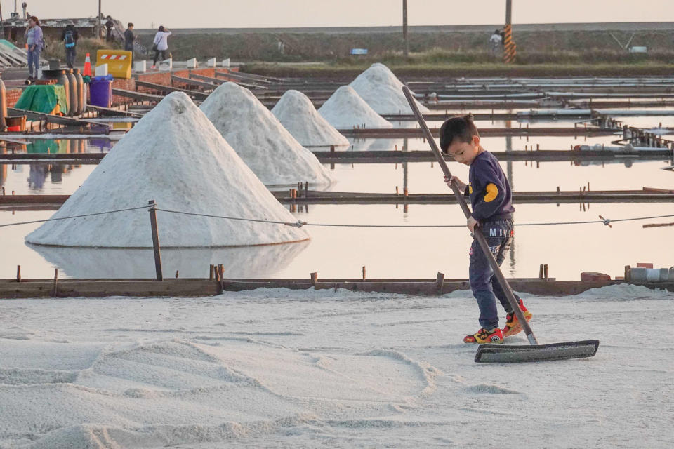 遊客可體驗曬鹽、挑鹽，了解台南的鹽業文化。