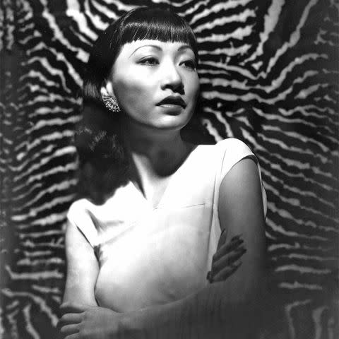 Silver Screen Collection/Getty Images Anna Mae Wong（1905-1961），美国女演员，身穿白色无袖衬衫，手臂摆出色情照亮的工作室肖像，背景为豹皮，大约 1930 年。（银幕摄影）收藏/盖蒂图片）