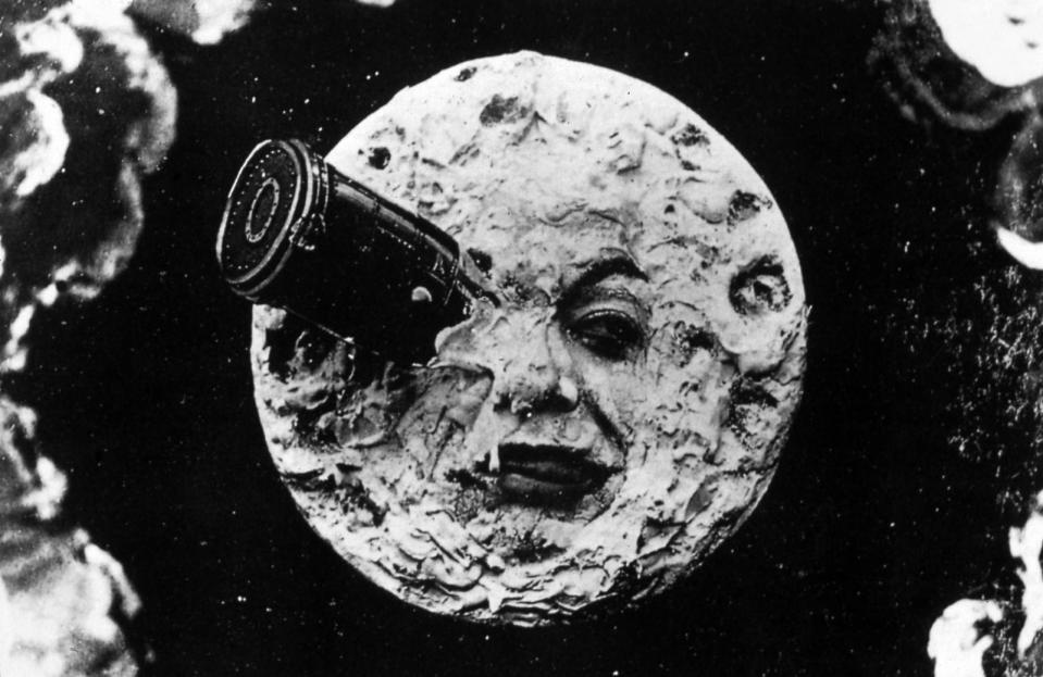 "Die Reise zum Mond" war 1902 einer der ersten Science-Fiction-Filme überhaupt. Kinomagier Georges Méliès schickte in seinem 16-Minüter eine Gruppe Wissenschaftler zum Mond, die mit ihrer Rakete mitten im Auge des Erdtrabanten landeten. Eine der ersten Spezialeffekte der Kinogeschichte, der noch heute bezaubert. (Bild: Apic/Getty Images)