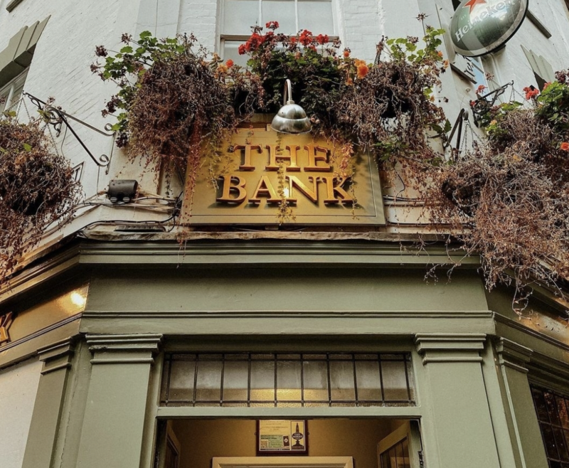 英國這家餐酒館有「全球最難預訂」的號稱。（翻攝自thebanktavern ig）