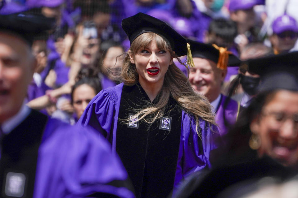 Taylor Swift participa en la ceremonia de graduación de la Universidad de Nueva York en el Yankee Stadium, el miércoles 18 de mayo de 2022. (Foto AP/Seth Wenig)