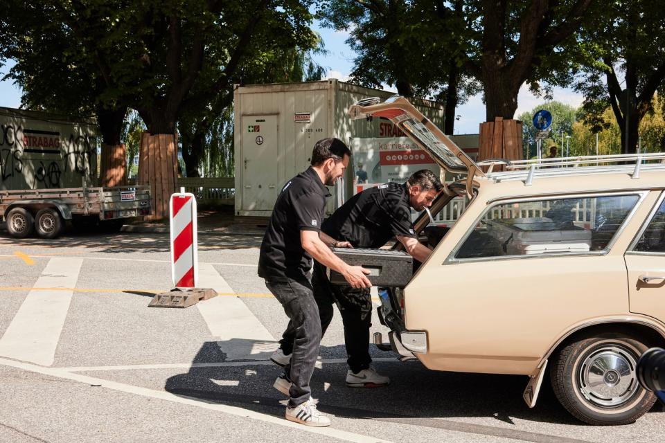 Gegeneinander kochen, gemeinsam ausliefern: Alles rein in den Oldtimer-Opel und ab zu den unbekannten Kunden. (Bild: RTL / Hendrik Lüders)