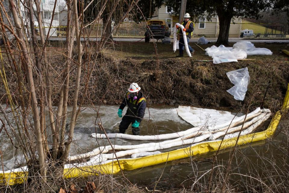 Equipos de contaminación colocan barreras en un arroyo en East Palestine, Ohio, el jueves, mientras continúa la limpieza tras el descarrilamiento de un tren de mercancías de Norfolk Southern (Copyright 2023 The Associated Press. Todos los derechos reservados)