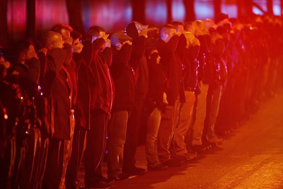 Policías saludan al arribar una ambulancia a la oficina del forense de Chicago con el cadáver del policía Samuel Jimenez, muerto en un tiroteo en un hospital de la ciudad el lunes, 19 de noviembre del 2018. (Armando L. Sanchez/Chicago Tribune vía AP)