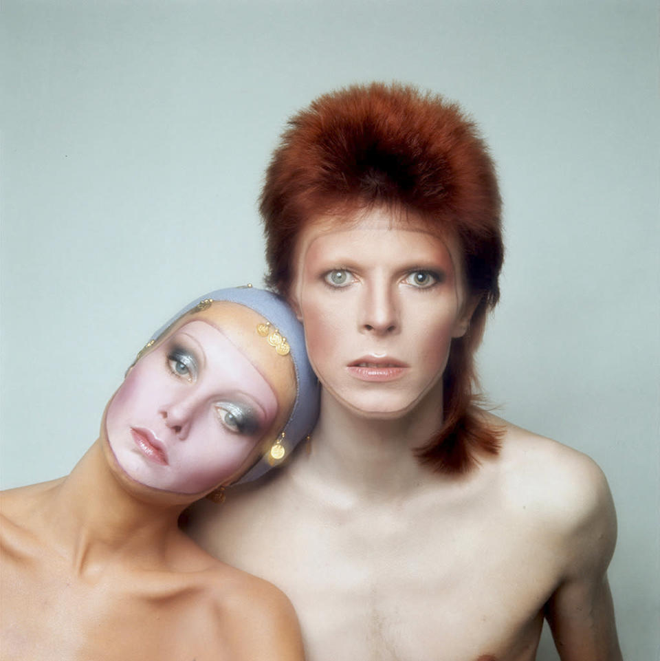 English model Twiggy poses with David Bowie in Paris, 1973. The image was originally shot for Vogue magazine, but Bowie decided to use it as the cover for his album ‘Pin Ups’ instead. 