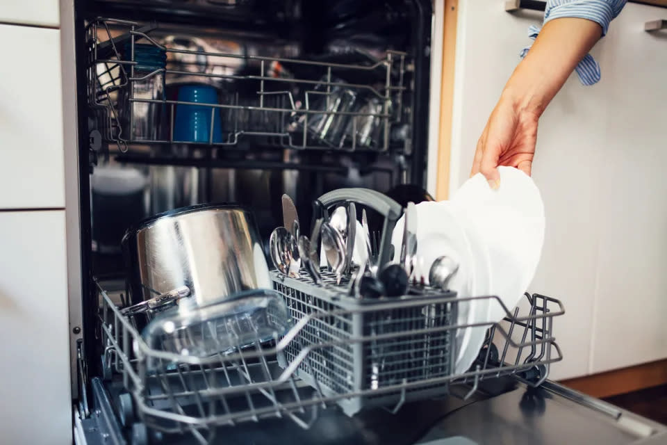 Limpiar con regularidad tu lavavajillas alargará su vida útil, te permitirá deshacerte de los malos olores y cuidará la higiene. (Foto: Getty)